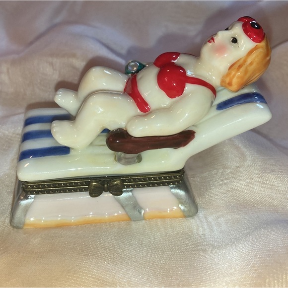 NEW SUNBATHING WOMAN IN BIKINI ON LOUNGE CHAIR HINGED CERAMIC TRINKET BOX NO TAG - Picture 5 of 9